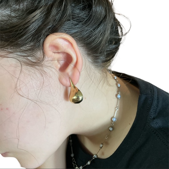 Pair of 14 k Gold Teardrop Earrings - Picture 5 of 11